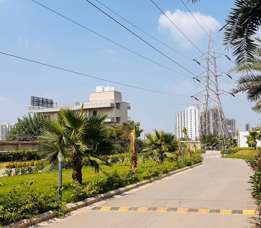 Road view near 2 BHK flat for rent in Sector 85, Gurgaon